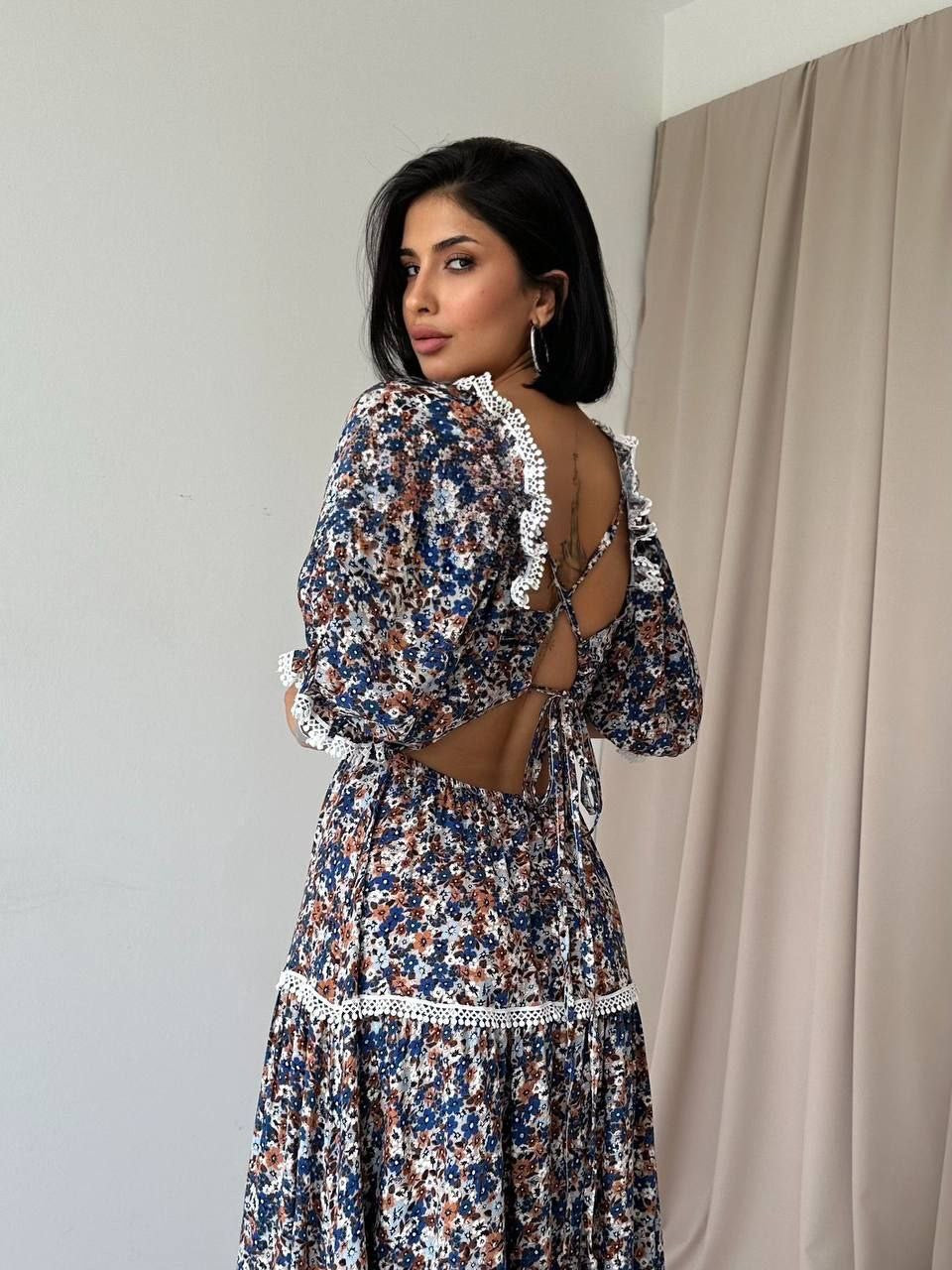 La Chleá Dress-bezieht sich auf Blumen und Spitze