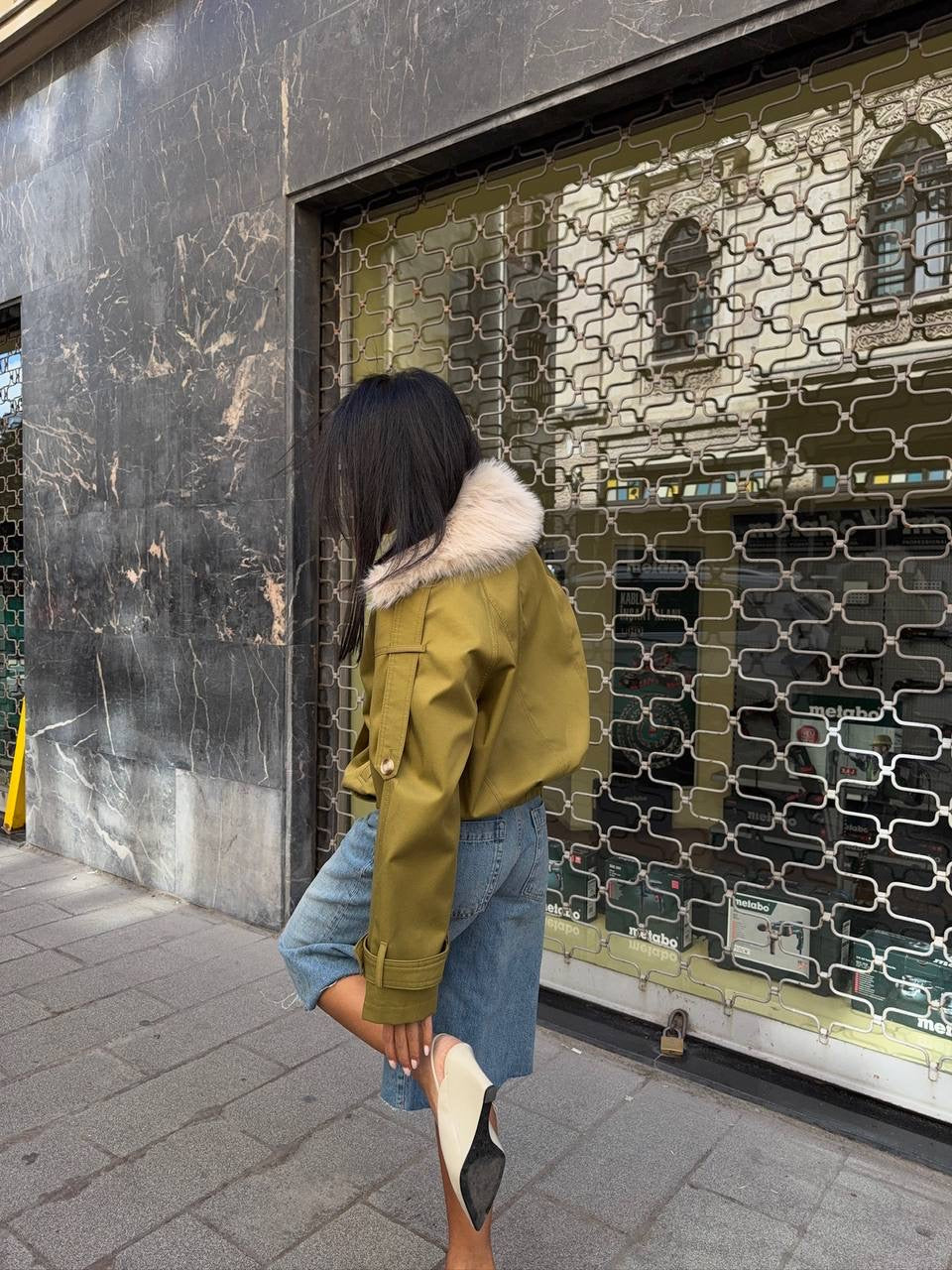 La Chleá Short Trench – mit Kunstpelzkragen