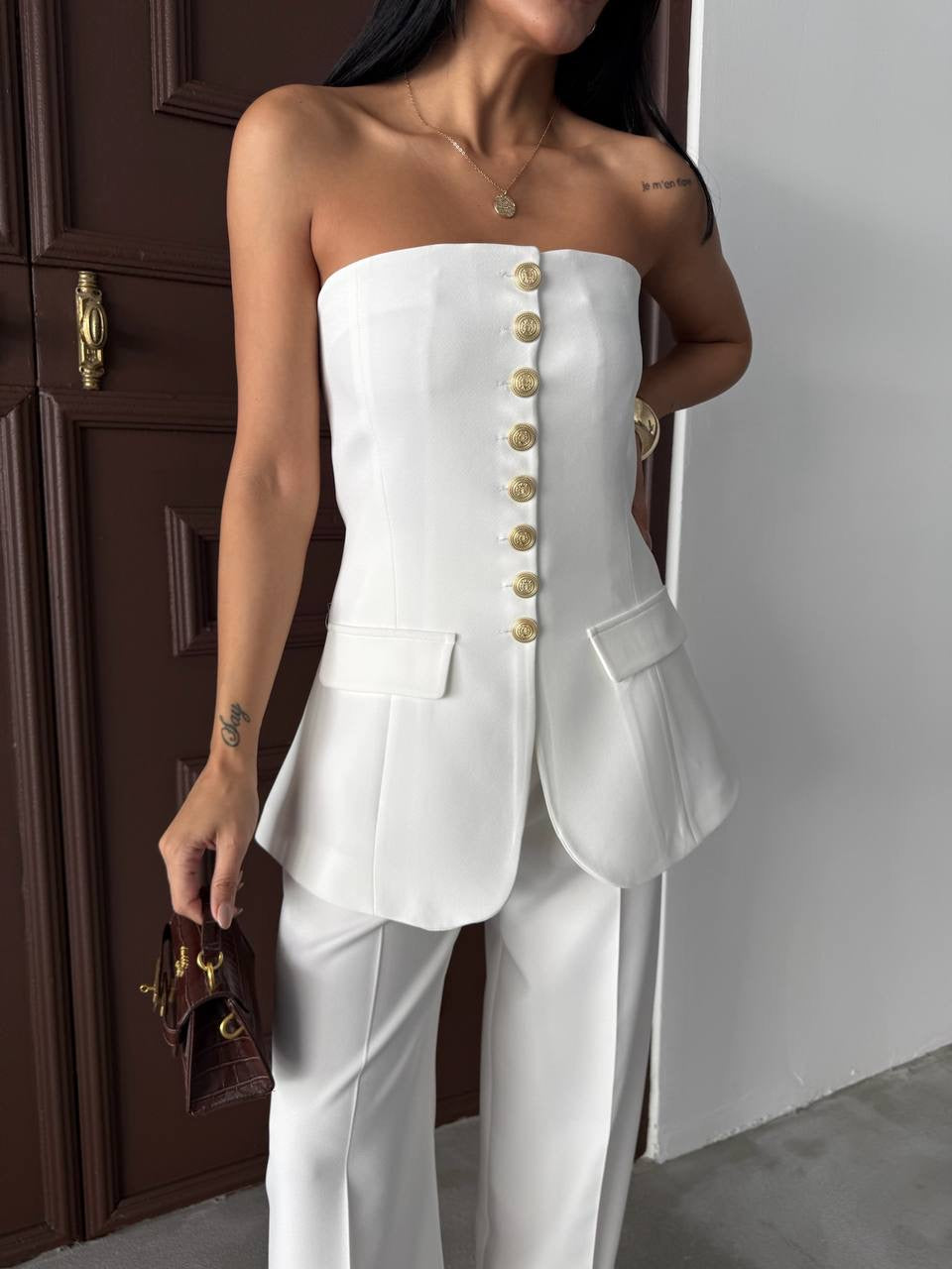 La Chleá Grace: Elegantes Oberteil mit Goldenen Knöpfen