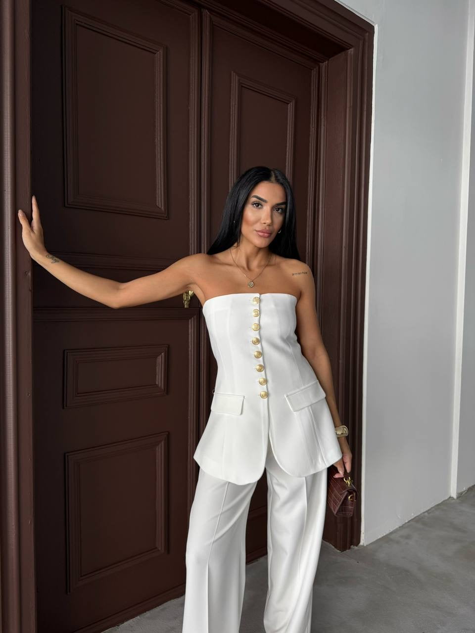 La Chleá Grace: Elegantes Oberteil mit Goldenen Knöpfen