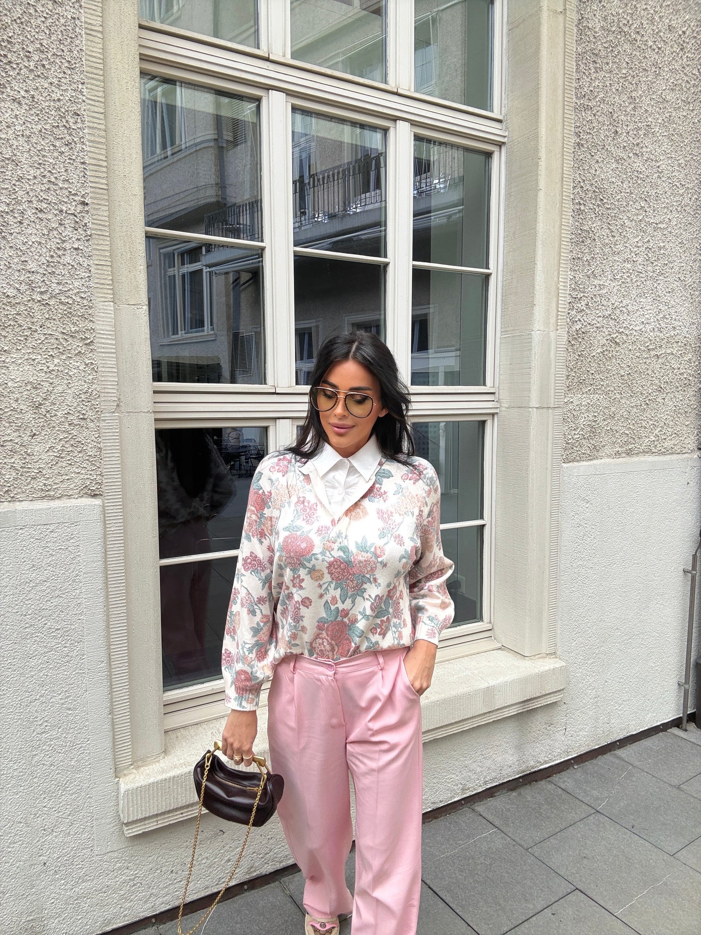 Floral-Chic Pullover mit Hemdkragen