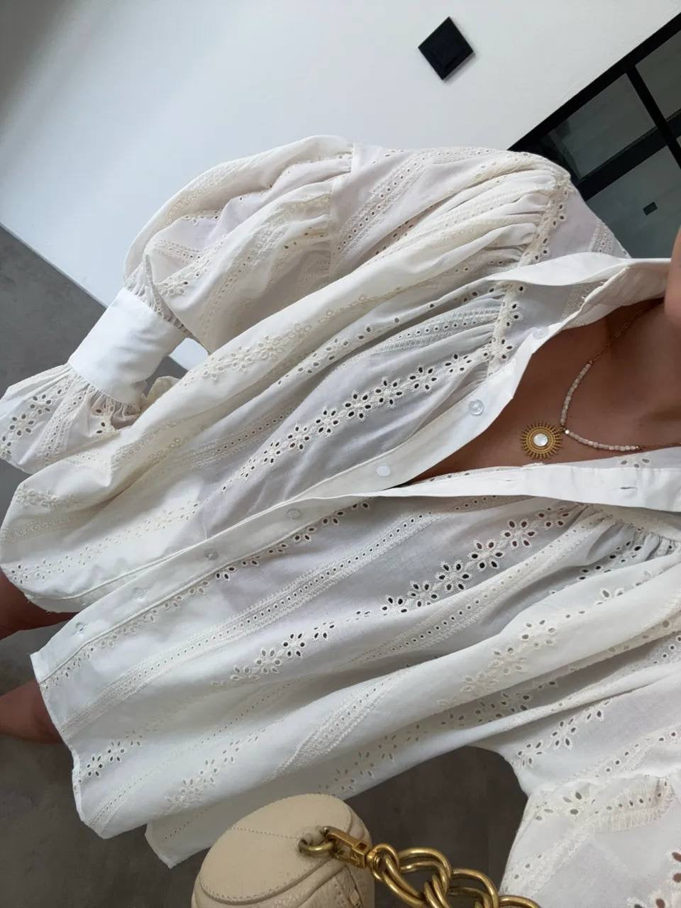 Weiße Sommerbluse mit Stickerei