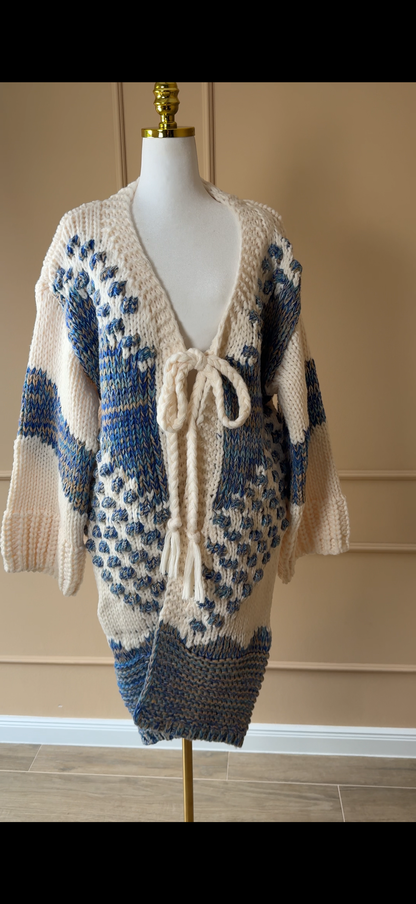 Cozy Luxury – Oversize Strickcardigan mit Bindegürtel Creme-Blau & Creme-Braun