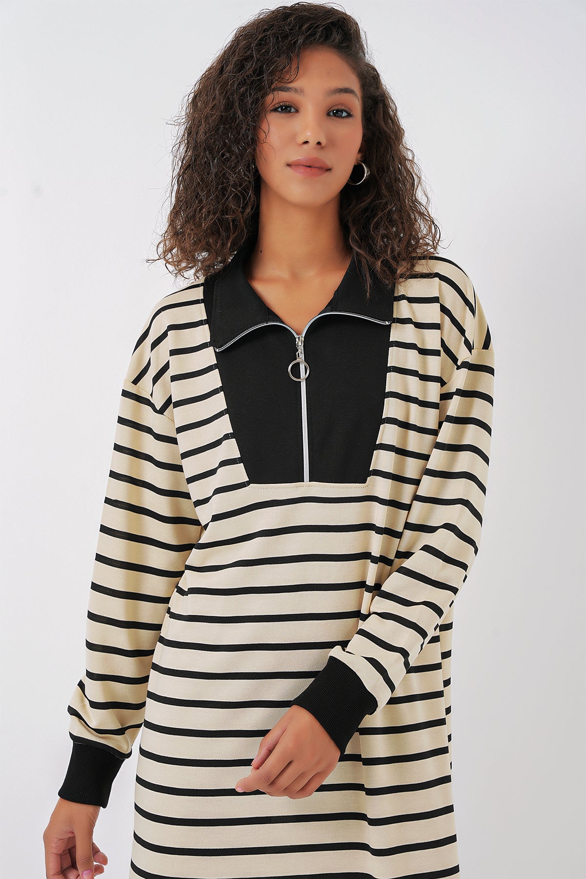 La Chleá-Langes Kleid mit Linien – Casual & Cool